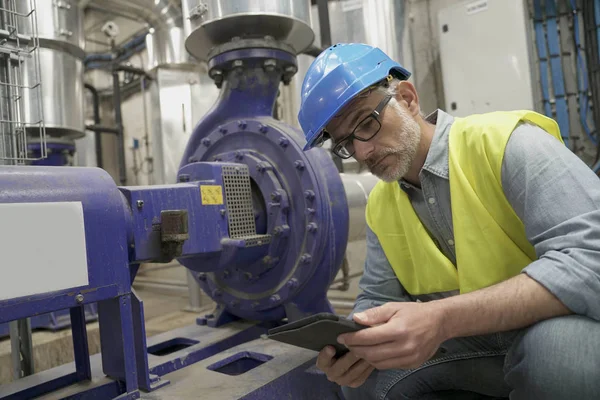 Ipari Technikus Kapcsolódik Tabletta Recyling Növény — Stock Fotó