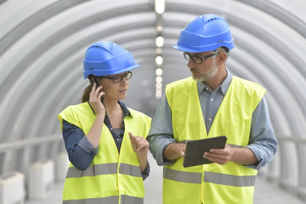 Engenheiros Industriais Trabalhando Juntos Usando Tablet — Fotografia de Stock