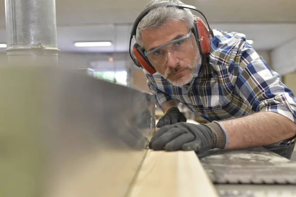 Mann Der Der Holzindustrie Arbeitet Schneidet Stück Holz — Stockfoto