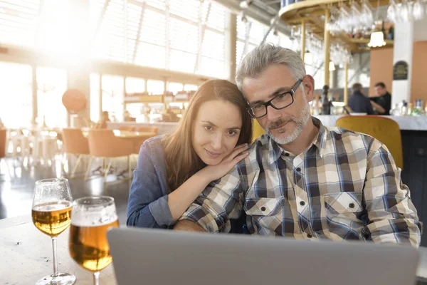 Casal Bar Conectado Computador Portátil Tendo Uma Bebida — Fotografia de Stock