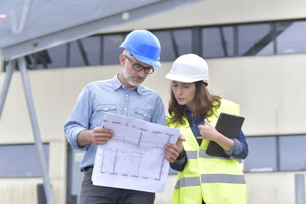 Engenheiros Construção Reunidos Fora Edifício — Fotografia de Stock