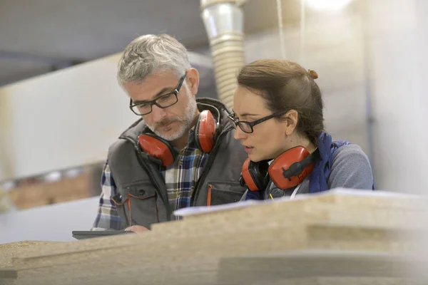 Reunión Técnicos Carpintería Industrial Con Tableta Digital — Foto de Stock