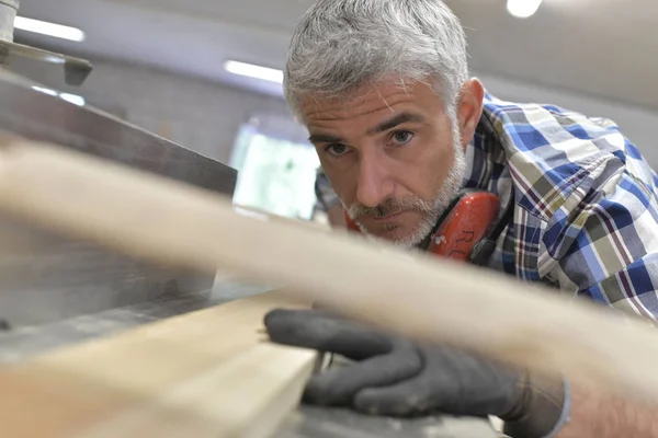 Mann Der Der Holzindustrie Arbeitet Schneidet Stück Holz — Stockfoto