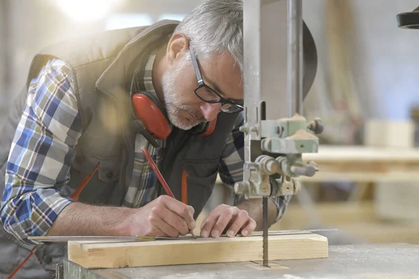 Trabajador Madera Taller Diseñando Pieza Madera — Foto de Stock