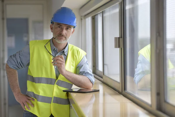 Ingegnere Industriale Collegato Con Tablet — Foto Stock