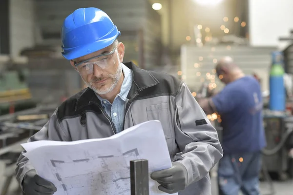 Metallarbetare Fabrik Läsanvisningar Plan — Stockfoto