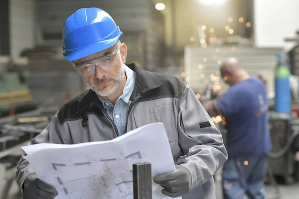 Metalworker Instruções Leitura Fábrica Sobre Modelo — Fotografia de Stock