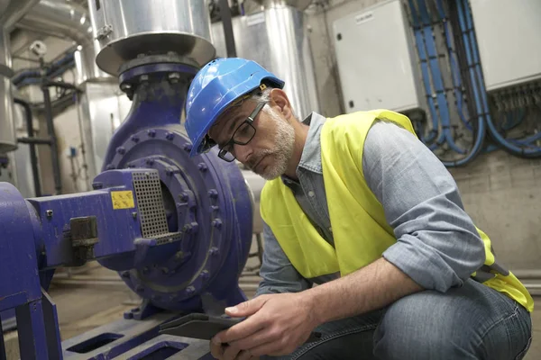 Técnico Industrial Conectado Com Tablet Usina Recyling — Fotografia de Stock