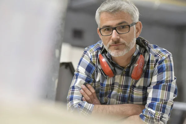 Portrait Travailleur Masculin Industrie Bois — Photo