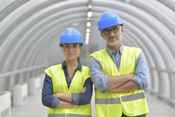 Industriarbetare Som Står Med Säkerhet Hjälm — Stockfoto