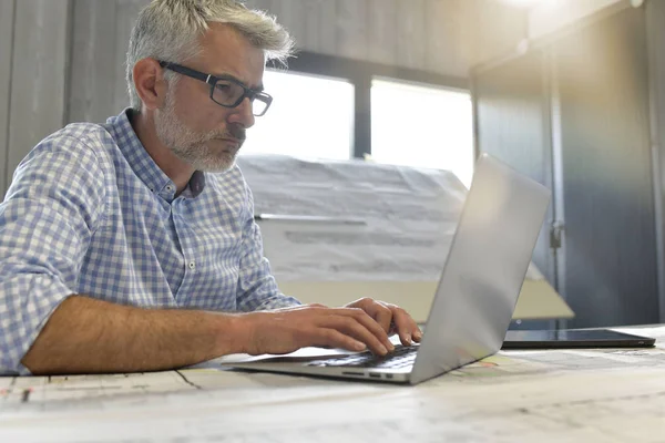 Industriedesigner Arbeitet Büro Laptop — Stockfoto