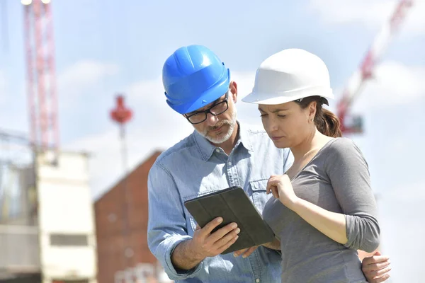 Ingenieros Construcción Usando Tableta Obra Imagen de stock