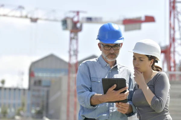 Bouw Ingenieurs Met Behulp Van Tablet Bouwplaats Rechtenvrije Stockafbeeldingen