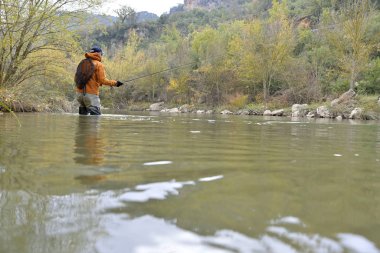 Sonbaharda nehirde uçan balıkçılar