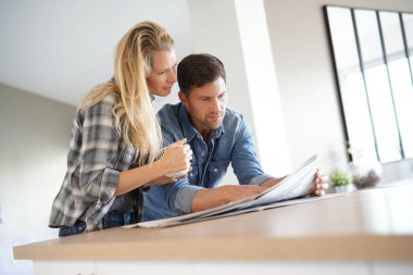 Çift evde Gazete okurken