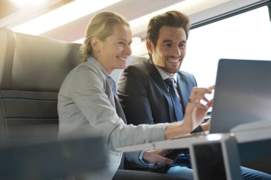 Trende çalışan iki meslektaş.