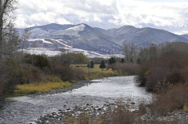 Sonbaharda Gallatine nehri