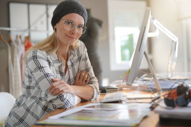 Bir atölyede genç bir kadın stilisti