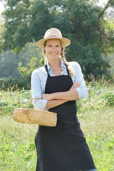 Χαμογελαστή Ξανθιά Αγρότισσα Που Στέκεται Στο Χωράφι — Φωτογραφία Αρχείου