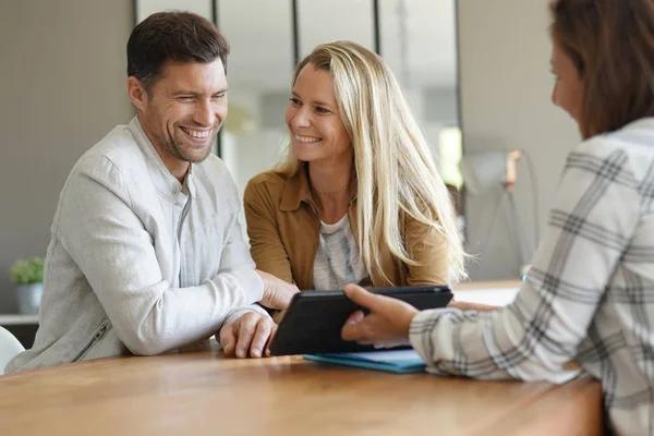 Paar Trifft Immobilienmakler Büro — Stockfoto