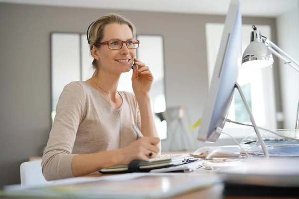 Young Business Woman Phone Office — Stock Photo, Image
