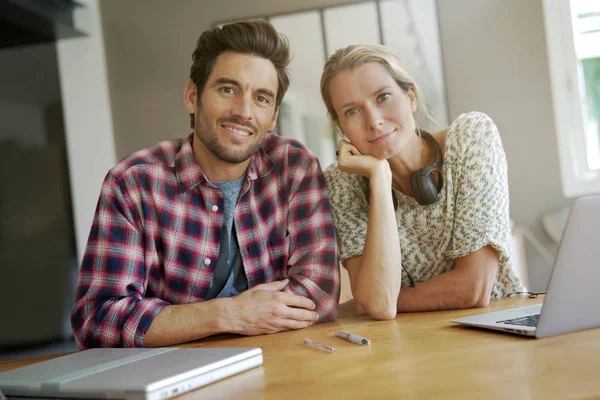 Retrato Dois Colegas Uma Câmera Voltada Para Escritório — Fotografia de Stock