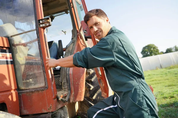 Agricoltore Attesa Camion — Foto Stock