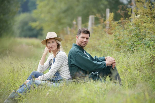 Quelques Agriculteurs Assis Dans Champ — Photo