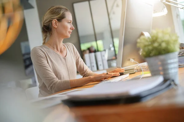 Jeune Femme Affaires Dans Bureau — Photo