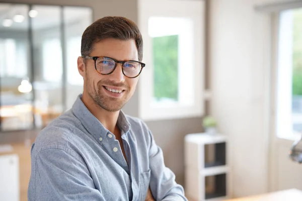 Hombre Alegre Con Anteojos Pie Oficina — Foto de Stock