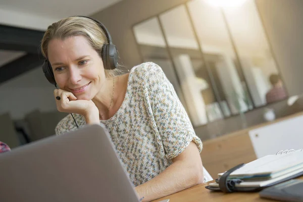 Jong Blond Vrouw Werken Een Kantoor Met Koptelefoon — Stockfoto