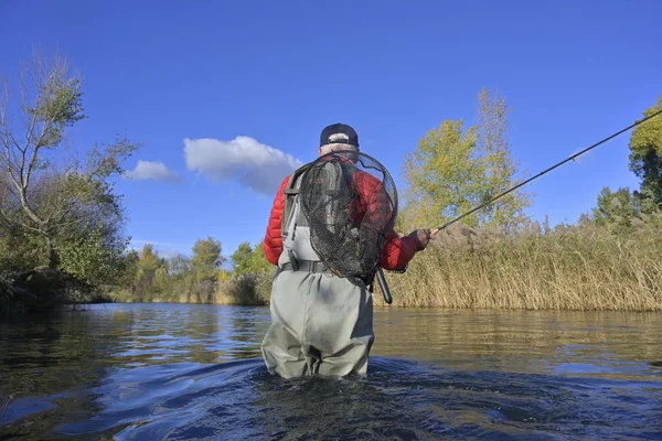 Volare Pescatore Autunno Fiume Veloce — Foto Stock