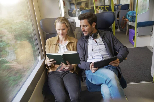 列車で旅をしているカップルは — ストック写真