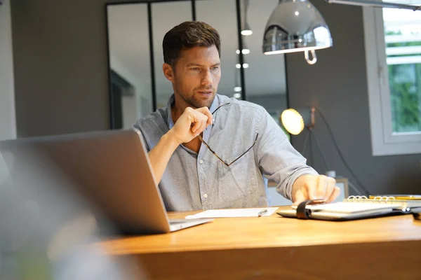 Middle Aged Man Working Laptop Office — Stock Photo, Image