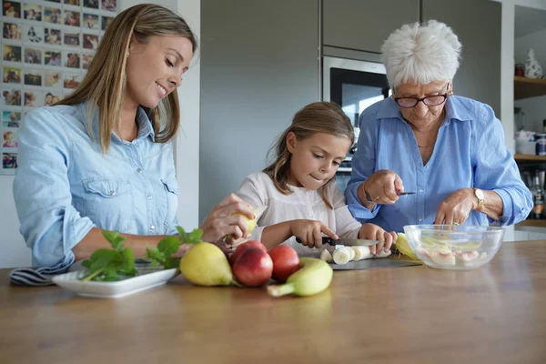 Annesi Büyükannesi Olan Küçük Kız Meyve Salatası Hazırlıyor — Stok fotoğraf