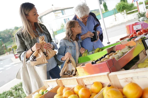 Menina Mãe Avó Mercado Alimentos — Fotografia de Stock