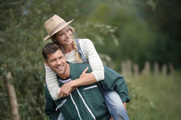 Portret Van Gelukkige Paar Van Boeren — Stockfoto