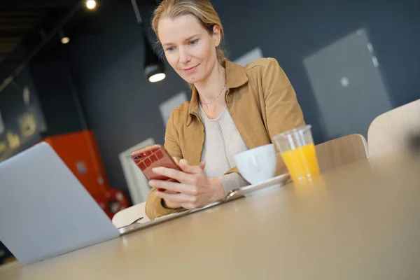 Młoda Bizneswoman Telefonie Kawiarni — Zdjęcie stockowe