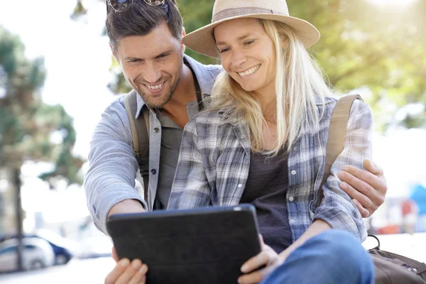 Aantal Toeristen Met Behulp Van Digitale Tablet Stad — Stockfoto