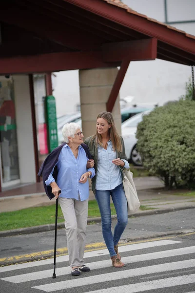 Hausfrau Kauft Mit Älterer Dame Ein — Stockfoto