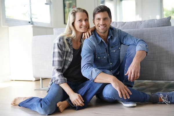 Feliz Pareja Mediana Edad Casa Sentada Suelo —  Fotos de Stock