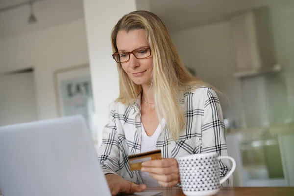 Ung Kvinna Gör Online Shopping — Stockfoto