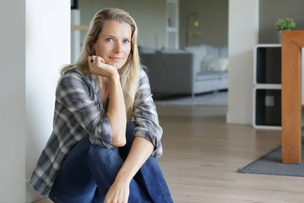 Bella Donna Bionda Che Rilassa Casa Seduta Sul Pavimento — Foto Stock