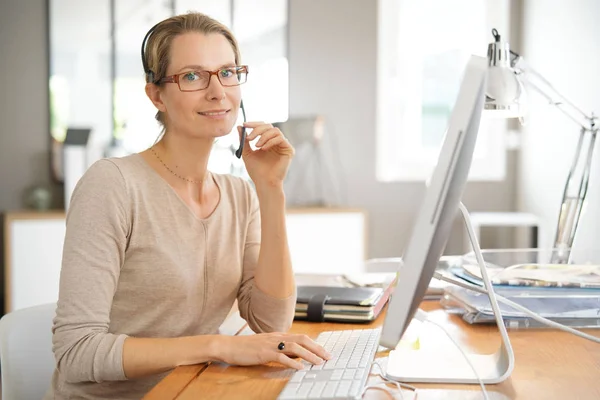 Wanita Bisnis Muda Telepon Kantor — Stok Foto