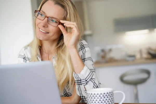 Junge Frau Mit Brille Vor Dem Computer — Stockfoto