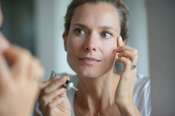 Porträt Einer Frau Die Eye Concealer Anwendet — Stockfoto