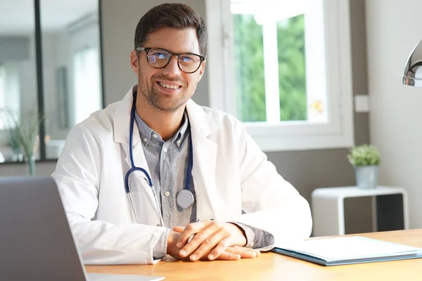 Portrait Médecin Souriant Bureau — Photo