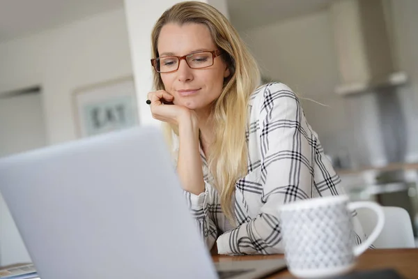 Young Woman Working Front Her Computer — Stock Photo, Image