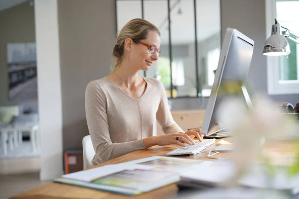 Jeune Femme Affaires Avec Des Lunettes Dans Bureau — Photo