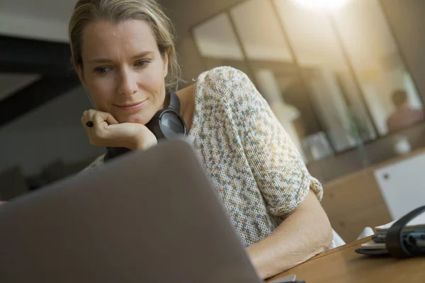Young Blonde Woman Working Office Headphones — Stock Photo, Image